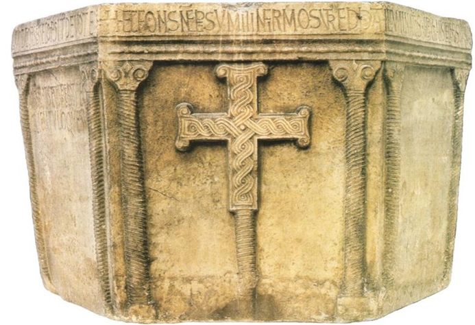 Krstionica kneza Višeslava (8./9. st.) s latinskim natpisom u kojem se spominju knez Višeslav i svećenik Ivan.